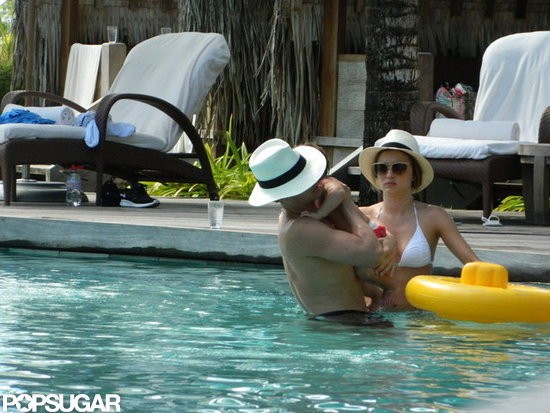 Miranda Kerr và chồng chơi đùa cùng con trai, bé Flynn trong bể bơi của khách sạn